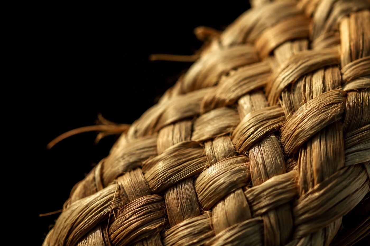 Woven muka fibre, the aho, a single thread bound into many